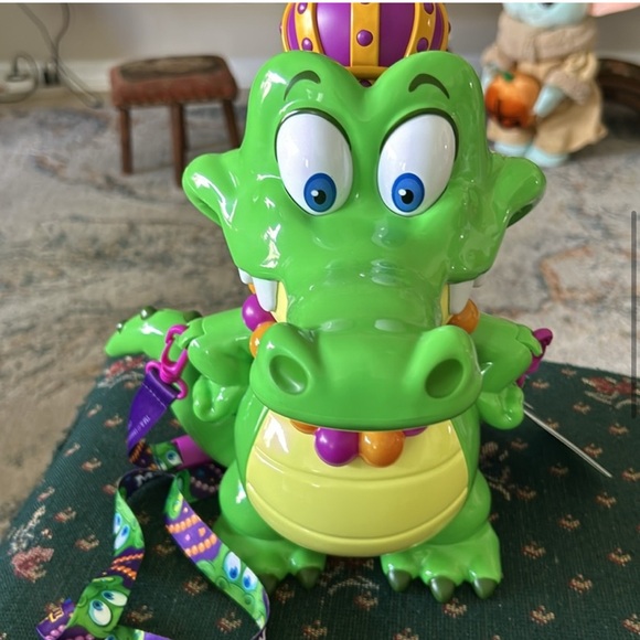Universal Green and Yellow Alligator Popcorn Bucket - Picture 7 of 10